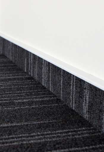 Kobercová soklová lišta bíla