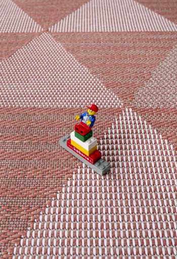 [kusovy-koberec-flat-21132-coral-2.jpg]