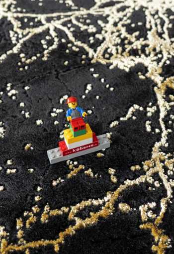 [koberec-elite-4355-black-gold-2.jpg]