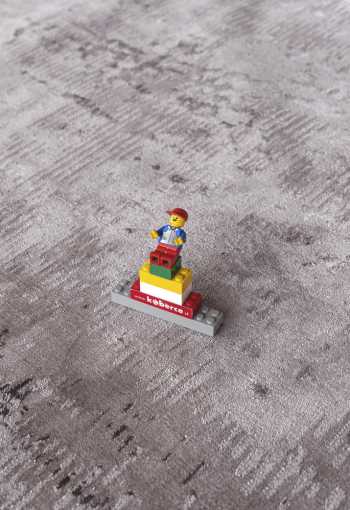 [kusovy-koberec-studio-901-taupe-2.jpg]