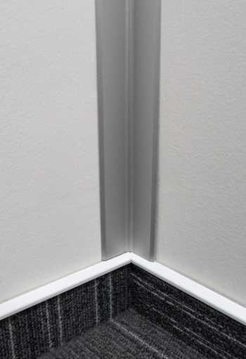 [ochranny-rohovy-profil-samolepiaci-kut-strieborny-2.jpg]