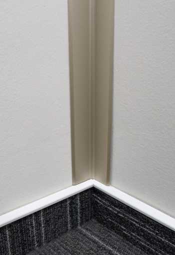 [ochranny-rohovy-profil-samolepiaci-kut-sampan-2.jpg]