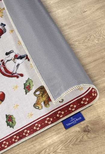 [106192-behun-red-det1.jpg]