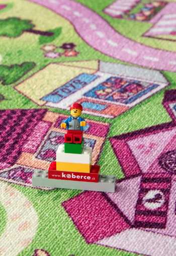 [detsky-koberec-sweet-town-ruzovy-3.jpg]